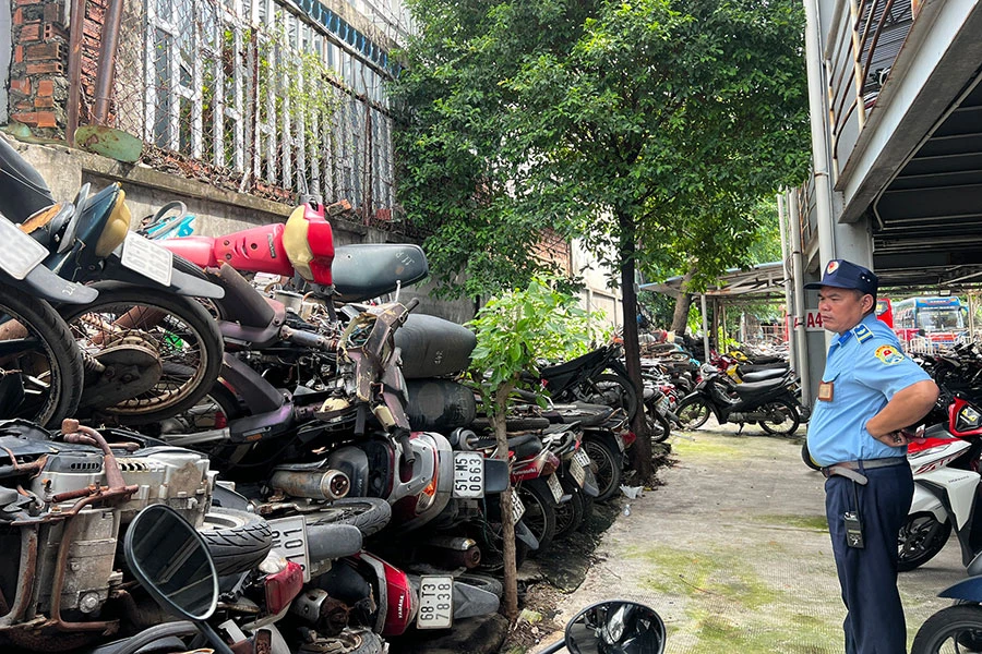 Các chủ nhà xe đã gửi công văn đến các cơ quan chức năng đề nghị hướng dẫn xử lý các xe bị bỏ quên. Ảnh: Đ.TRANG