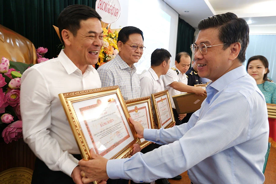 Phó Chủ tịch UBND TP.HCM Nguyễn Văn Dũng trao bằng khen cho tập thể, cá nhân có thành tích trong công tác thu phí hạ tầng cảng biển.