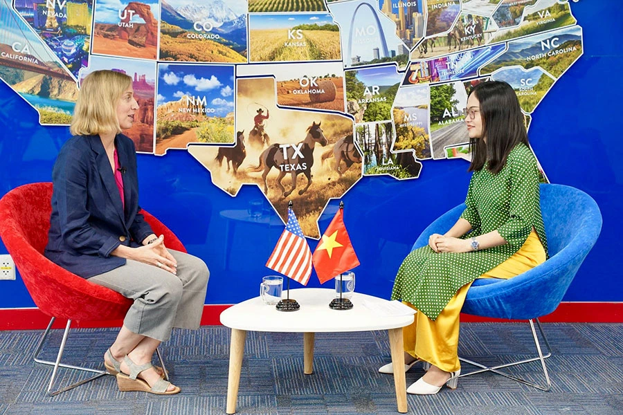 Tổng Lãnh sự Susan Burns