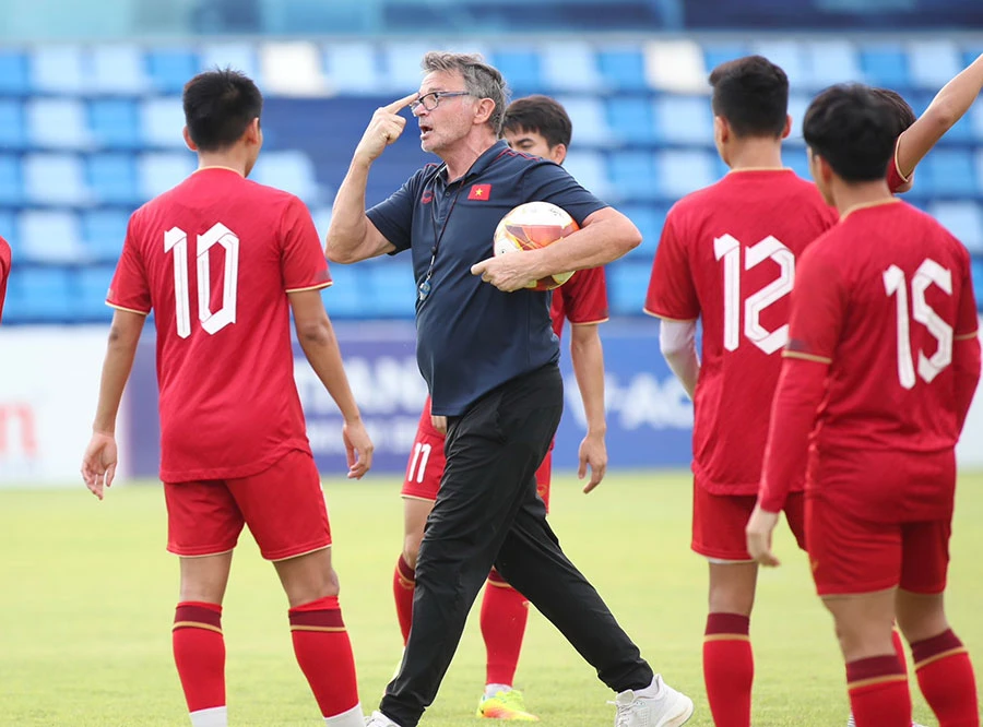 HLV Troussier đang vất vả đi tìm chân sút cho hai trận gặp Indonesia. Ảnh: ANH PHƯƠNG