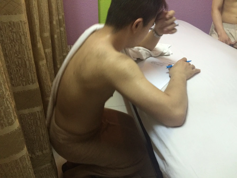 Đột kích ổ mại dâm đồng tính nam núp bóng tiệm spa ảnh 2