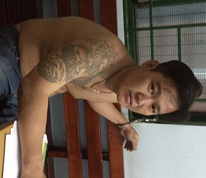 Phụ nữ đứng chờ đèn đỏ, chờ taxi bên đường cần cảnh giác ảnh 2