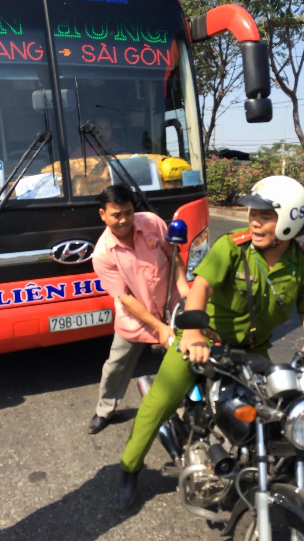 Cảnh sát bắn chỉ thiên chặn xe khách vi phạm ảnh 2