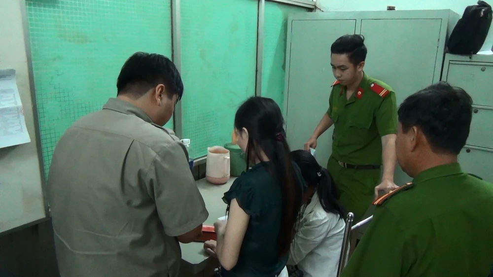 Cảnh sát hình sự trấn áp tội phạm đứng sau mại dâm ảnh 1