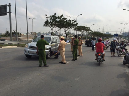 Hơn 30 mô tô cảnh sát truy đuổi 'xe điên' náo loạn sài Gòn ảnh 3
