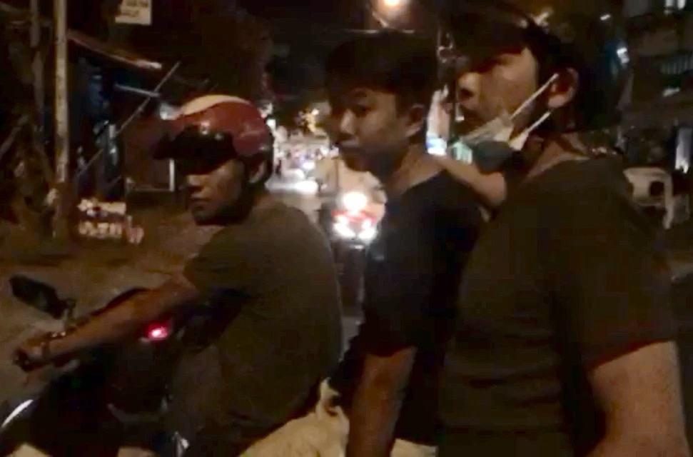 Bắt thêm hai nghi can trong vụ nhóm cướp roi điện ở Bình Thạnh ảnh 1 Bắt thêm hai nghi can trong vụ nhóm cướp roi điện ở Bình Thạnh ảnh 1