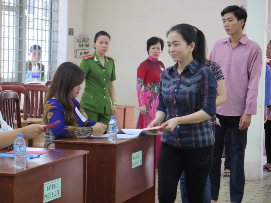 Lần đầu tiên 2.000 can phạm trại Chí Hòa xúc động đi bầu cử ảnh 3