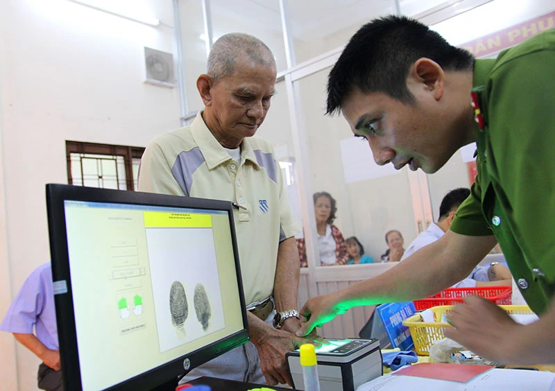 TP.HCM: Người dân bỏ việc đi đổi lại CMND 12 số ảnh 12