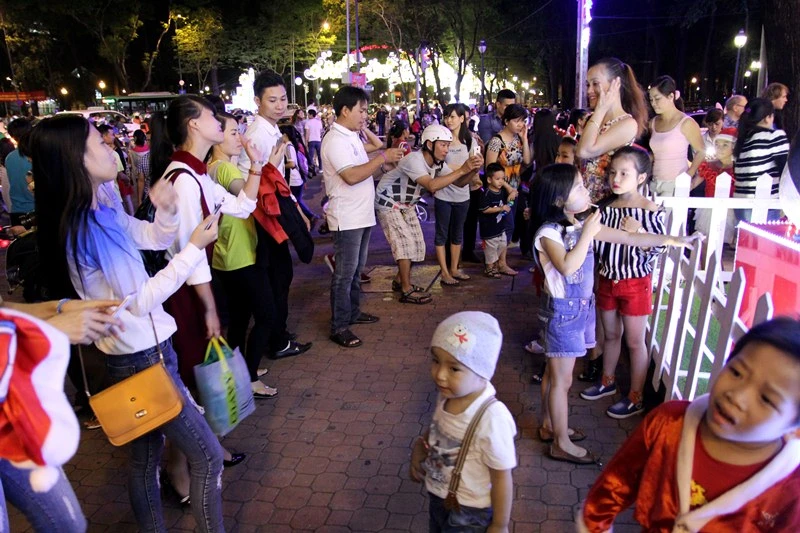 Dòng người ùn ùn đổ về trung tâm TP đón Giáng sinh ảnh 12