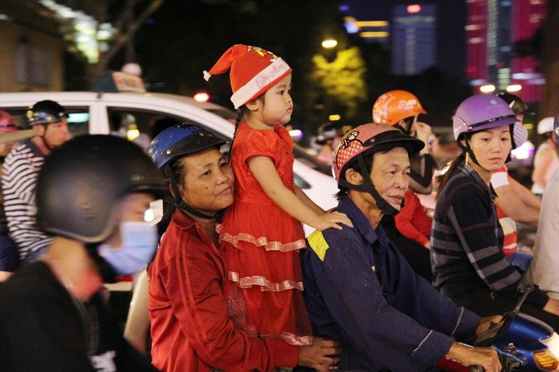 Dòng người ùn ùn đổ về trung tâm TP đón Giáng sinh ảnh 6