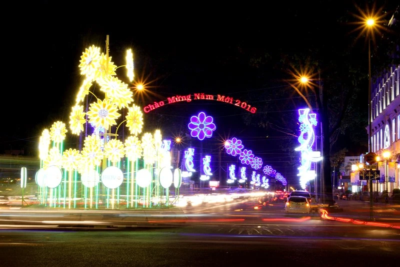 Phố Sài Gòn rực rỡ đèn hoa đón mùa xuân mới ảnh 4 Phố Sài Gòn rực rỡ đèn hoa đón mùa xuân mới ảnh 4