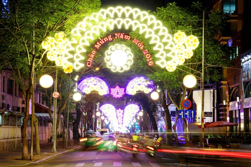 Phố Sài Gòn rực rỡ đèn hoa đón mùa xuân mới ảnh 7 Phố Sài Gòn rực rỡ đèn hoa đón mùa xuân mới ảnh 7