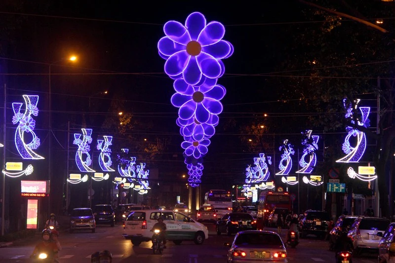 Phố Sài Gòn rực rỡ đèn hoa đón mùa xuân mới ảnh 5 Phố Sài Gòn rực rỡ đèn hoa đón mùa xuân mới ảnh 5