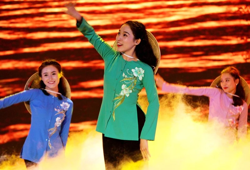 Dàn người đẹp Việt khoe dáng trong 'Chào tuổi 30' báo Thanh Niên ảnh 11