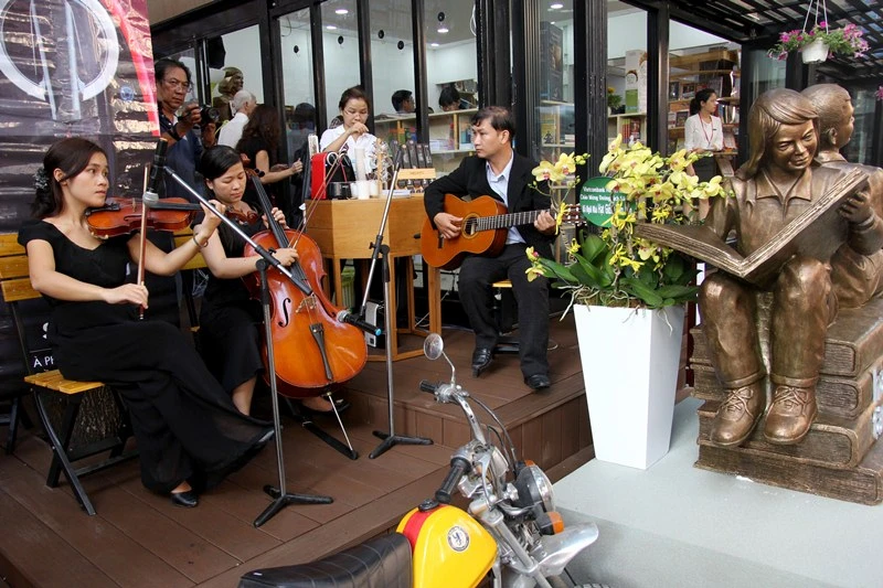 TP.HCM: Đông đảo người dân tham quan đường sách trong ngày khánh thành ảnh 10