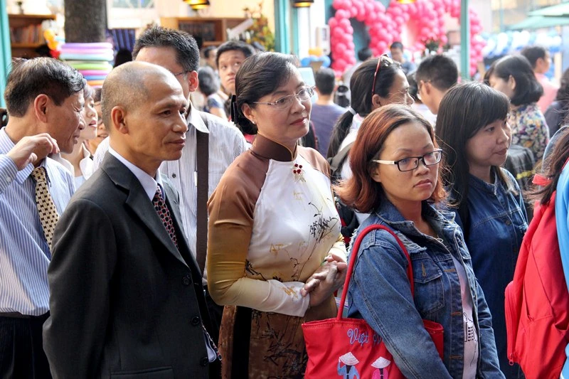 TP.HCM: Đông đảo người dân tham quan đường sách trong ngày khánh thành ảnh 11