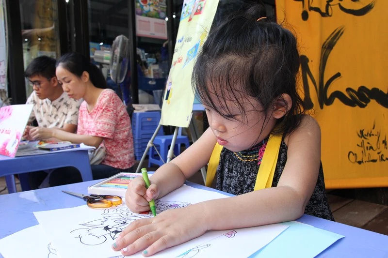 TP.HCM: Đông đảo người dân tham quan đường sách trong ngày khánh thành ảnh 8