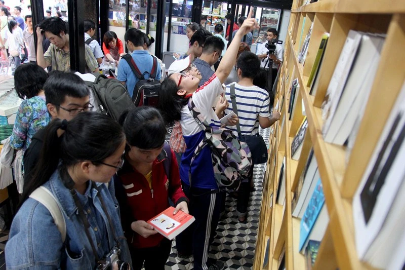 TP.HCM: Đông đảo người dân tham quan đường sách trong ngày khánh thành ảnh 9