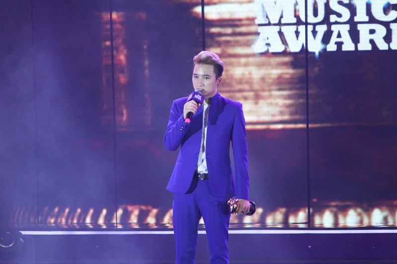  Ca sĩ 'Vì tôi còn sống' thắng lớn tại Zing Music Awards 2015 ảnh 8