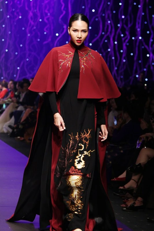 640 triệu đồng mua hai chiếc áo dài của NTK Đinh Văn Thơ ảnh 12