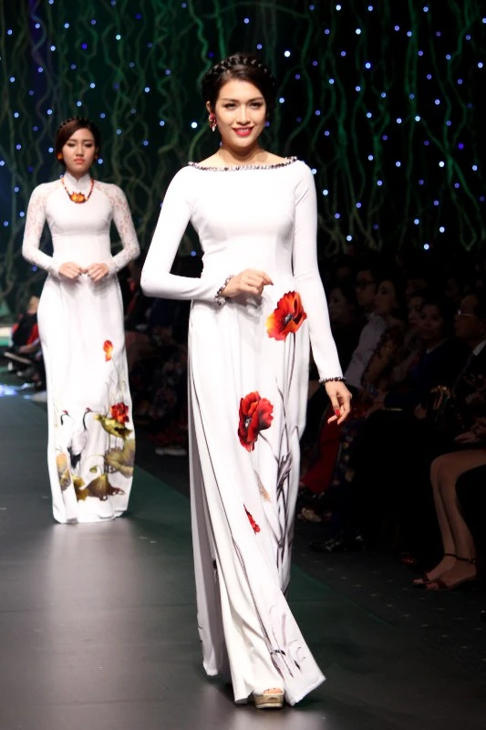 640 triệu đồng mua hai chiếc áo dài của NTK Đinh Văn Thơ ảnh 5