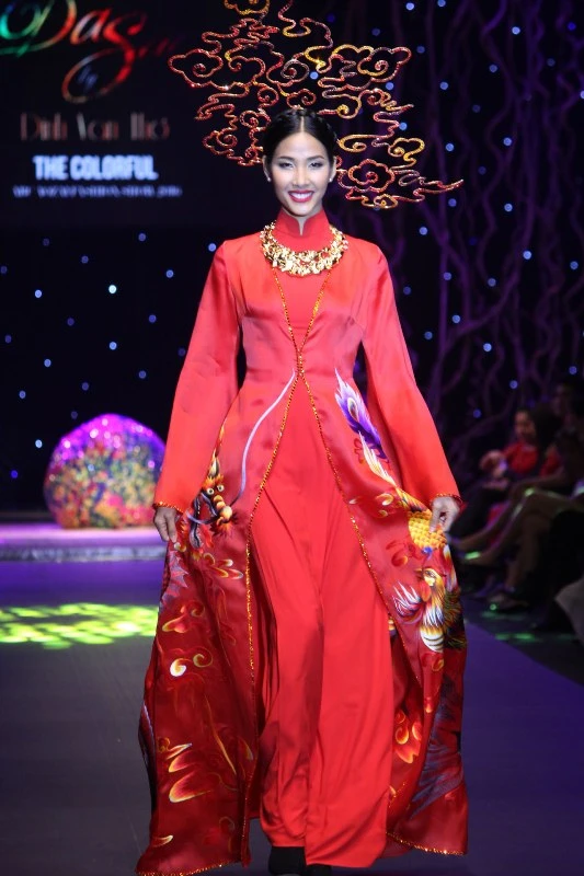 640 triệu đồng mua hai chiếc áo dài của NTK Đinh Văn Thơ ảnh 8