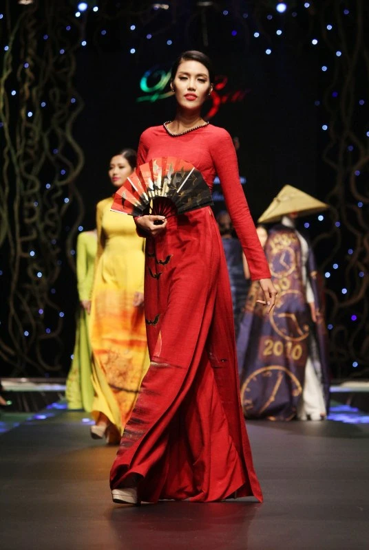 640 triệu đồng mua hai chiếc áo dài của NTK Đinh Văn Thơ ảnh 7