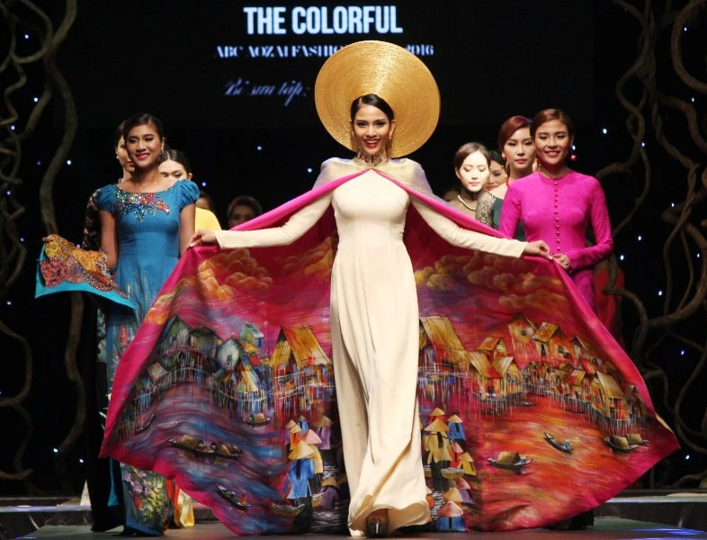 640 triệu đồng mua hai chiếc áo dài của NTK Đinh Văn Thơ ảnh 6