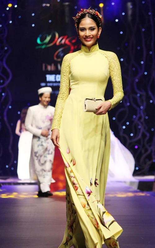 640 triệu đồng mua hai chiếc áo dài của NTK Đinh Văn Thơ ảnh 14