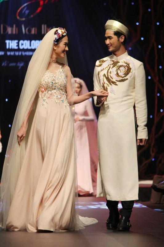 640 triệu đồng mua hai chiếc áo dài của NTK Đinh Văn Thơ ảnh 17