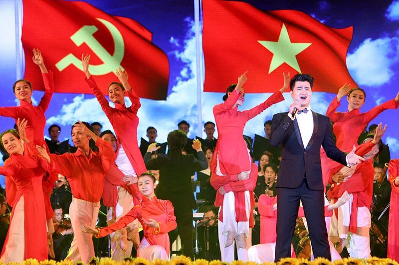 Ông Nguyễn Hoàng Năng chúc mừng ủy viên Bộ Chính trị trẻ nhất ảnh 4