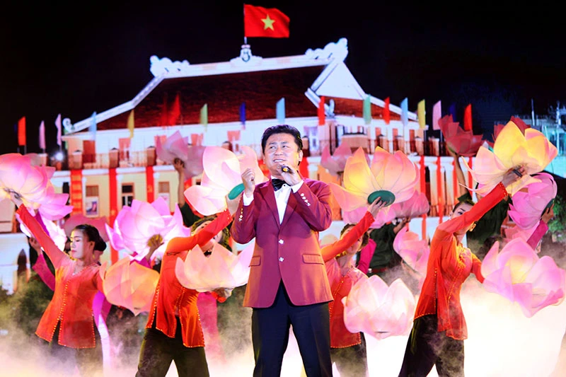 Ông Nguyễn Hoàng Năng chúc mừng ủy viên Bộ Chính trị trẻ nhất ảnh 1