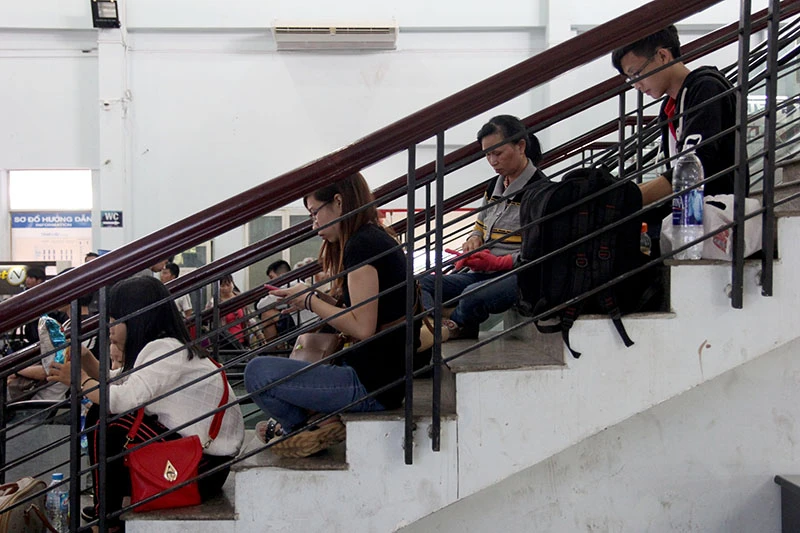 Hàng ngàn người đợi tàu về tết ở ga Sài Gòn ảnh 3