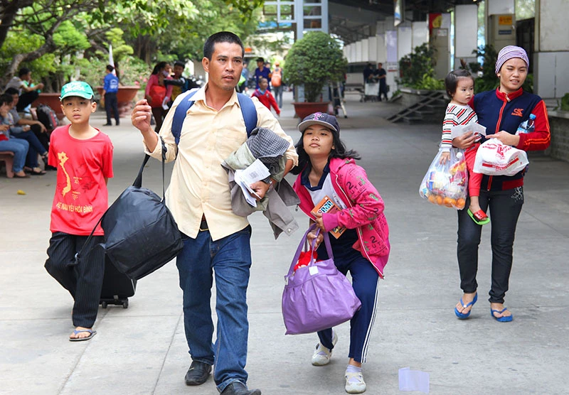 Hàng ngàn người đợi tàu về tết ở ga Sài Gòn ảnh 12