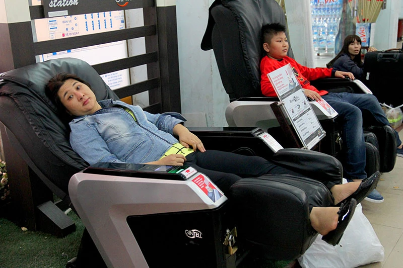 Hàng ngàn người đợi tàu về tết ở ga Sài Gòn ảnh 7