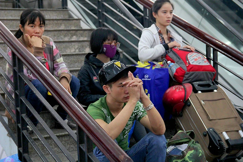 Hàng ngàn người đợi tàu về tết ở ga Sài Gòn ảnh 11