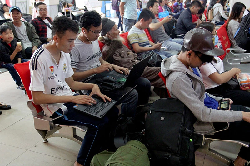 Hàng ngàn người đợi tàu về tết ở ga Sài Gòn ảnh 6