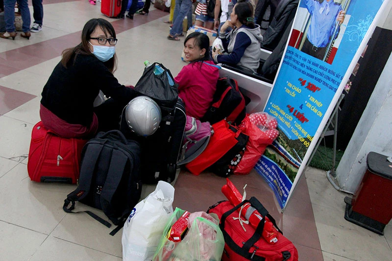 Hàng ngàn người đợi tàu về tết ở ga Sài Gòn ảnh 5