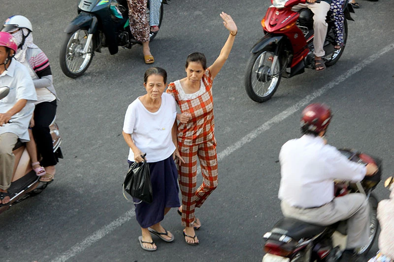 Hà Nội phạt người đi bộ, Sài Gòn có cầu bộ hành dân không đi ảnh 3