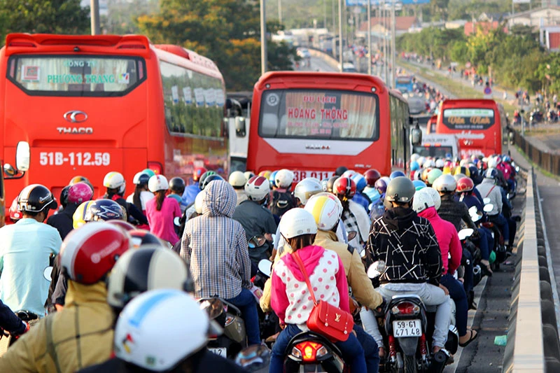 21 giờ mùng 6 Tết, dòng xe vẫn ngồn ngộn trên cầu Mỹ Thuận ảnh 6