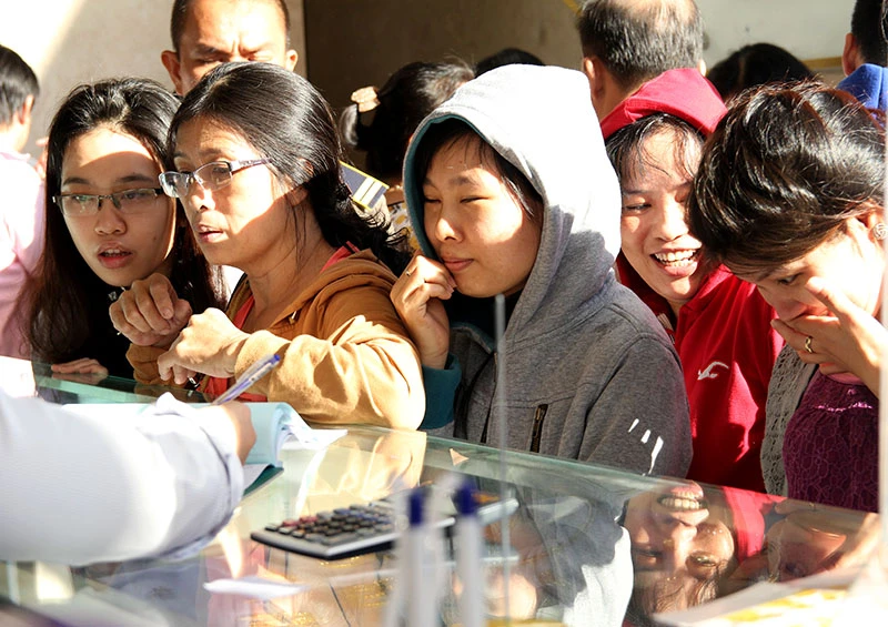 Người dân đổ xô đi mua vàng ngày thần tài ảnh 7