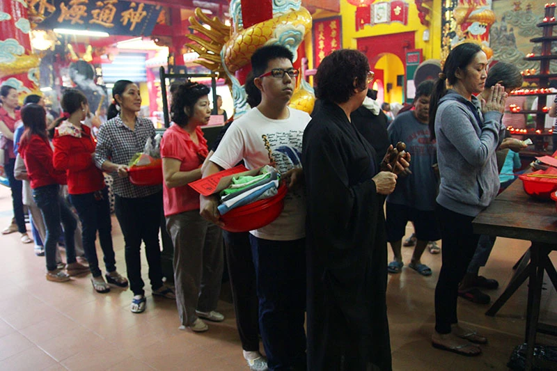 Rằm tháng Giêng: Khu phố Hoa rộn ràng từ 5 giờ sáng ảnh 1