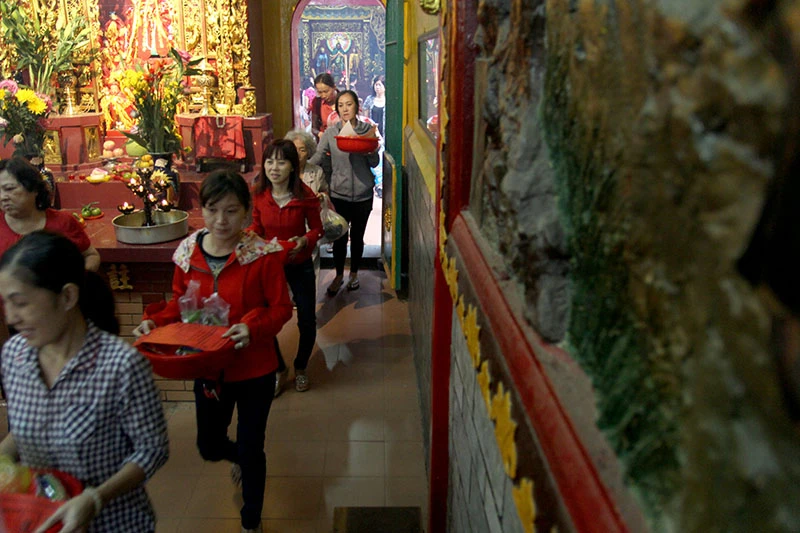 Rằm tháng Giêng: Khu phố Hoa rộn ràng từ 5 giờ sáng ảnh 8