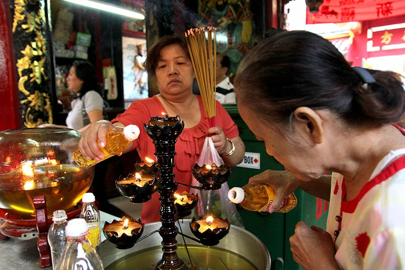 Rằm tháng Giêng: Khu phố Hoa rộn ràng từ 5 giờ sáng ảnh 2