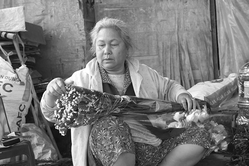 Những người phụ nữ vất vả mưu sinh trong ngày 8-3 ảnh 11