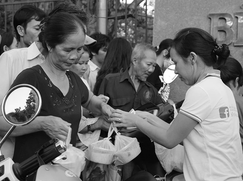 Những người phụ nữ vất vả mưu sinh trong ngày 8-3 ảnh 6