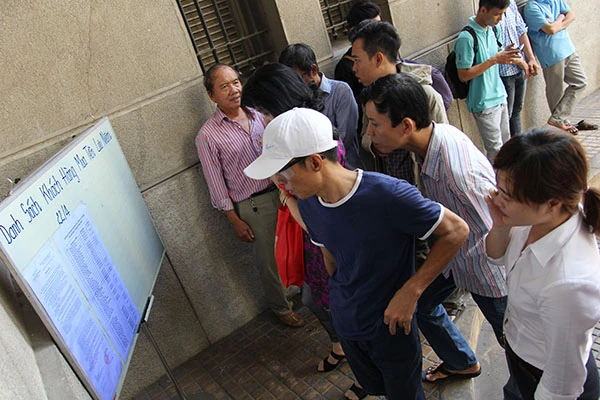 TP.HCM: Người dân xếp hàng cả tiếng chờ mua tiền lưu niệm ảnh 3