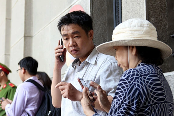 TP.HCM: Người dân xếp hàng cả tiếng chờ mua tiền lưu niệm ảnh 6