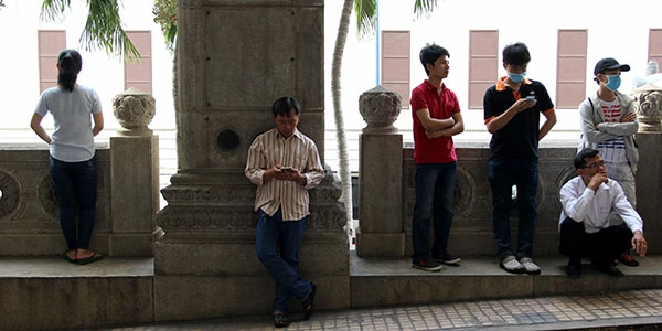 TP.HCM: Người dân xếp hàng cả tiếng chờ mua tiền lưu niệm ảnh 5