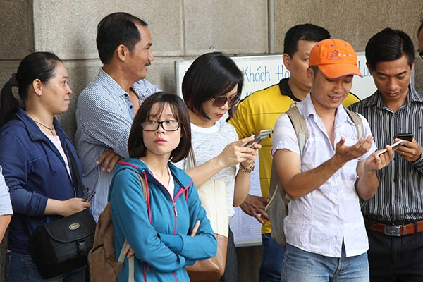 TP.HCM: Người dân xếp hàng cả tiếng chờ mua tiền lưu niệm ảnh 8